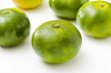 Citrus unshiu, mandarin satsuma portakalı beyaz arkaplanda izole edilmiş.