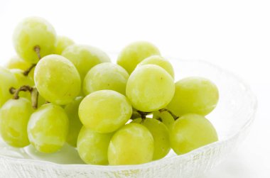 Bir demet yeşil Cam tepside tohumsuz üzüm