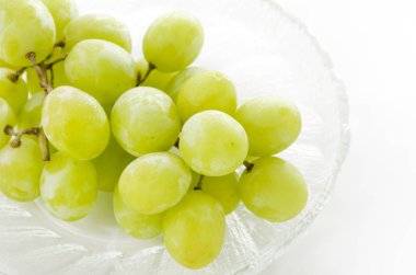 Bir demet yeşil Cam tepside tohumsuz üzüm