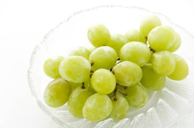 Bir demet yeşil Cam tepside tohumsuz üzüm