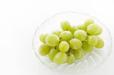 Bir demet yeşil Cam tepside tohumsuz üzüm