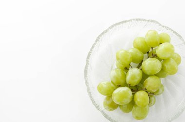 Bir demet yeşil Cam tepside tohumsuz üzüm