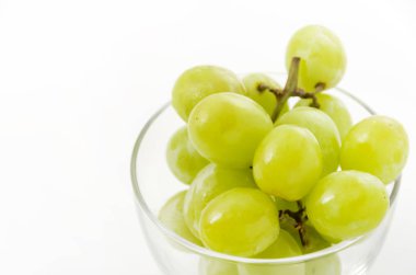 Yeşil tohumsuz üzümler cam kasede