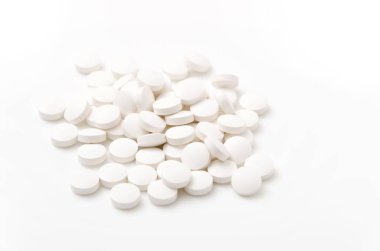 Beyaz arkaplanda beyaz tabletler.