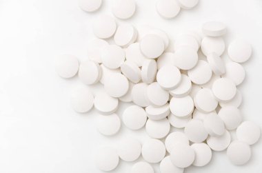 Beyaz arkaplanda beyaz tabletler.