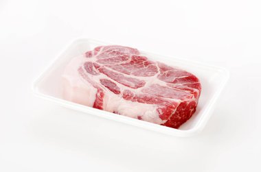 Çiğ domuz eti, domuz budu kıçı.