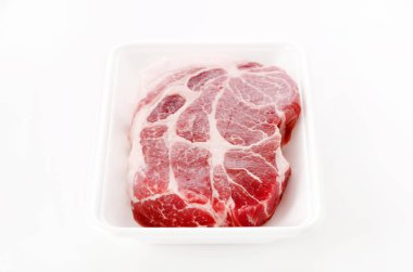 Çiğ domuz eti, domuz budu kıçı.