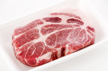 Çiğ domuz eti, domuz budu kıçı.