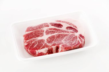 Çiğ domuz eti, domuz budu kıçı.