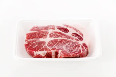 Çiğ domuz eti, domuz budu kıçı.