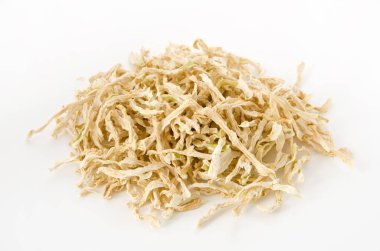 Kurutulmuş turp şeritleri, kiriboshi daikon Japon turpunu güzelce kurutur. Japon yemeği.