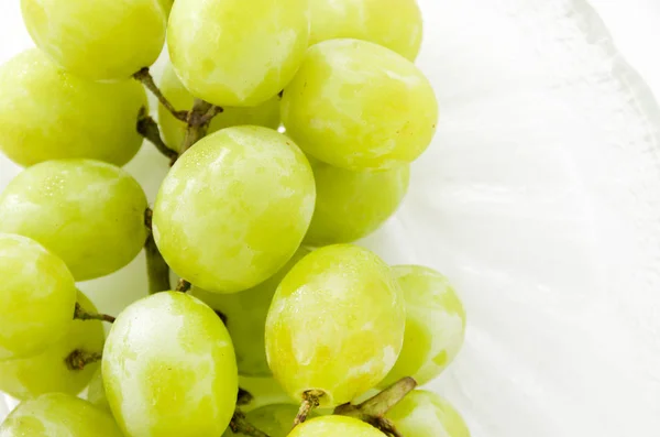 Kilka Zielonych Winogron Bez Nasion Szklanym Naczyniu — Zdjęcie stockowe