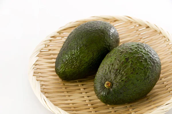 Avocado Een Bamboe Zeef — Stockfoto