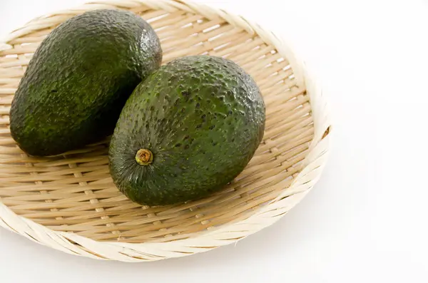 Avocado Een Bamboe Zeef — Stockfoto