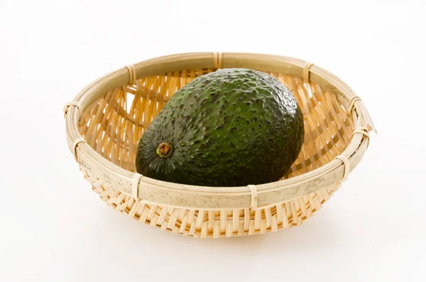 Avocado Een Bamboe Zeef — Stockfoto