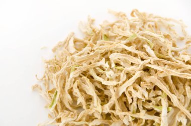 Kurutulmuş turp şeritleri, kiriboshi daikon Japon turpunu güzelce kurutur. Japon yemeği.