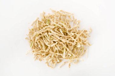 Kurutulmuş turp şeritleri, kiriboshi daikon Japon turpunu güzelce kurutur. Japon yemeği.