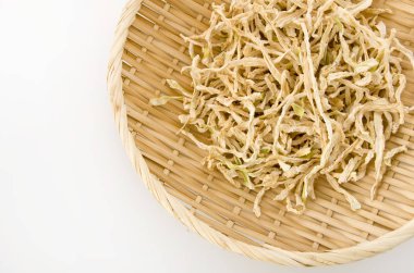 Kurutulmuş turp şeritleri, kiriboshi daikon Japon turpunu güzelce kurutur. Japon yemeği.