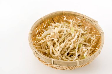 Kurutulmuş turp şeritleri, kiriboshi daikon Japon turpunu güzelce kurutur. Japon yemeği.