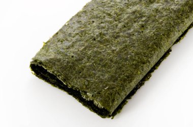 Beyaz arkaplanda kurumuş laver yosunu