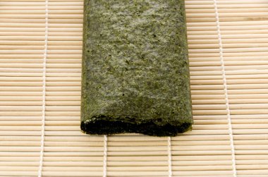 Kurutulmuş laver laver yosunu, bambu hasırı