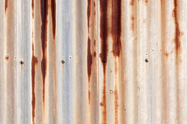 段ボールのさびた金属製の壁 さびた亜鉛グランジ背景 — ストック写真