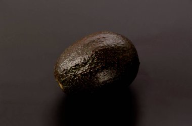 Siyah arkaplanda avokado