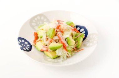 Yengeç çubuğu ve soğanlı avokado salatası. 