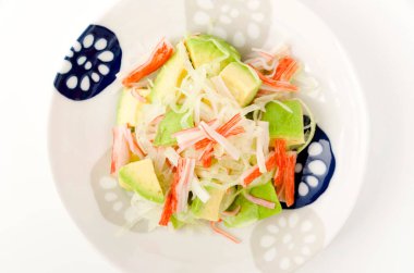 Yengeç çubuğu ve soğanlı avokado salatası. 