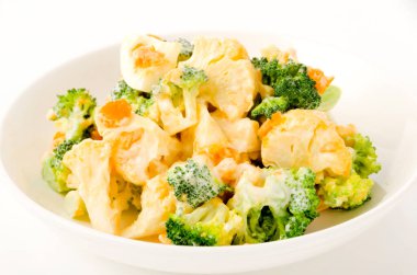 Yumurtalı, brokolili, turuncu karnabaharatlı sağlıklı vejetaryen salatası.