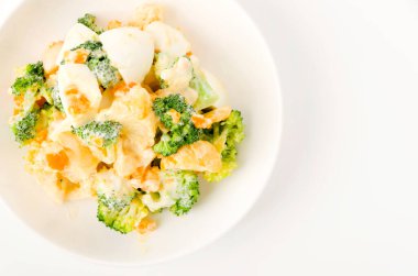 Yumurtalı, brokolili, turuncu karnabaharatlı sağlıklı vejetaryen salatası.