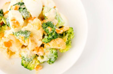 Yumurtalı, brokolili, turuncu karnabaharatlı sağlıklı vejetaryen salatası.