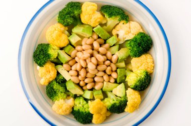 Vejetaryen salatası brokoli, portakallı karnabahar, haşlanmış soya fasulyesi, Avokado..