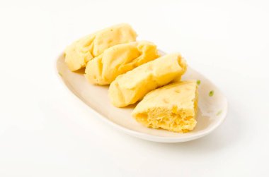 Beyaz arka planda mısır buğulamalı kek.