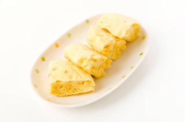 Beyaz arka planda mısır buğulamalı kek.