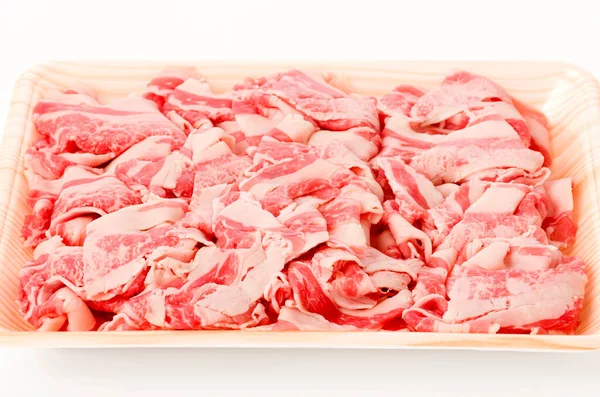 Carne Cruda Fette Sottili Vassoio Polistirolo Sfondo Bianco — Foto Stock