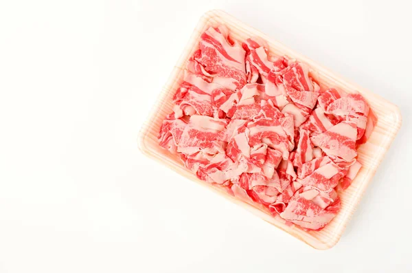 Carne Crua Fatias Finas Uma Bandeja Isopor Fundo Branco — Fotografia de Stock