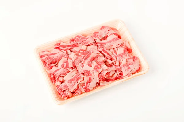 Carne Cruda Fette Sottili Vassoio Polistirolo Sfondo Bianco — Foto Stock