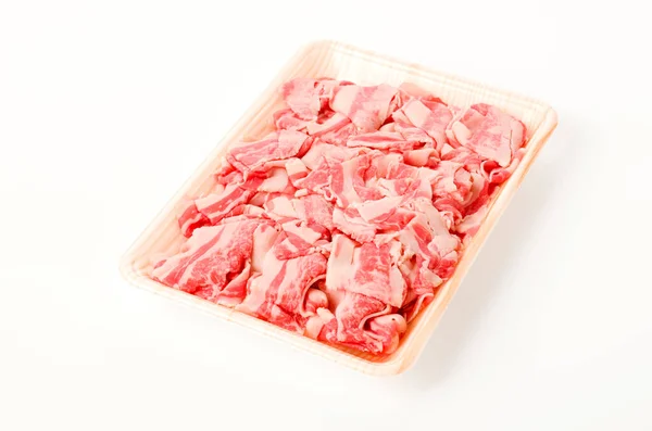 Carne Cruda Fette Sottili Vassoio Polistirolo Sfondo Bianco — Foto Stock