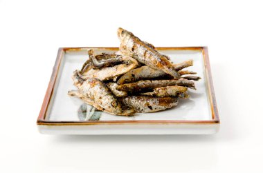 Tabakta kızartılmış küçük balık 