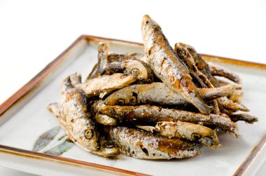 Tabakta kızartılmış küçük balık 