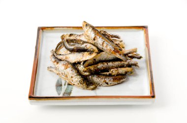 Tabakta kızartılmış küçük balık 