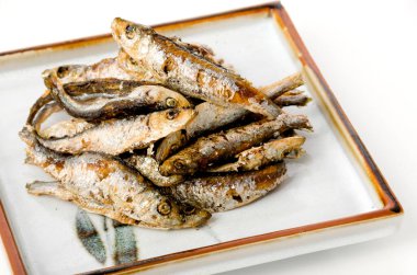Tabakta kızartılmış küçük balık 
