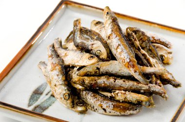 Tabakta kızartılmış küçük balık 