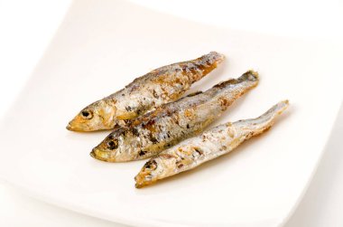 Tabakta kızartılmış küçük balık 