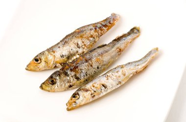 Tabakta kızartılmış küçük balık 