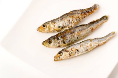 Tabakta kızartılmış küçük balık 