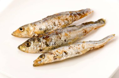 Tabakta kızartılmış küçük balık 