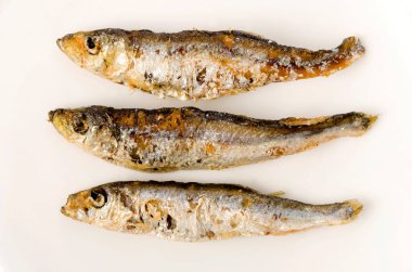 Tabakta kızartılmış küçük balık 