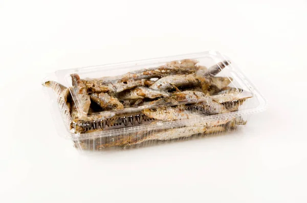 Stekt Liten Fisk Plastbehållare Vit Bakgrund — Stockfoto